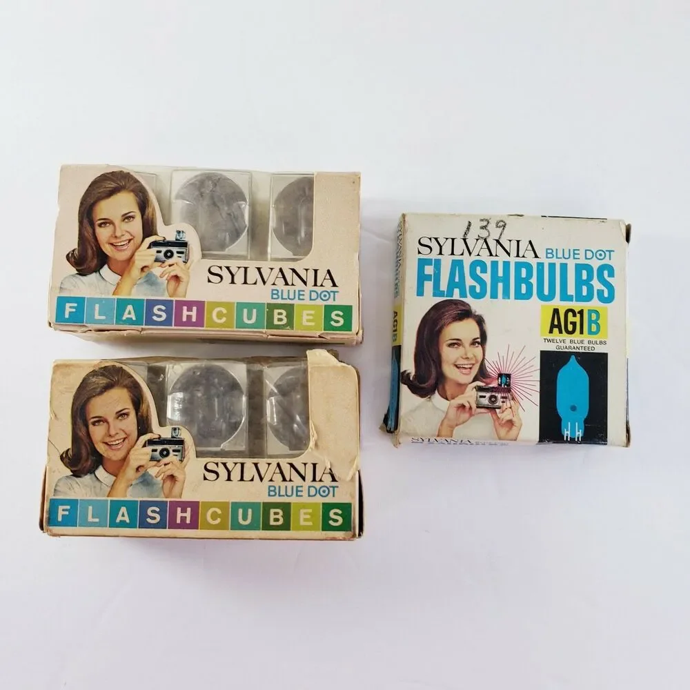 2 Sylvania Blue Dot Flash Cubes & Bulbs Vtg Camera Accessory Photography Parts